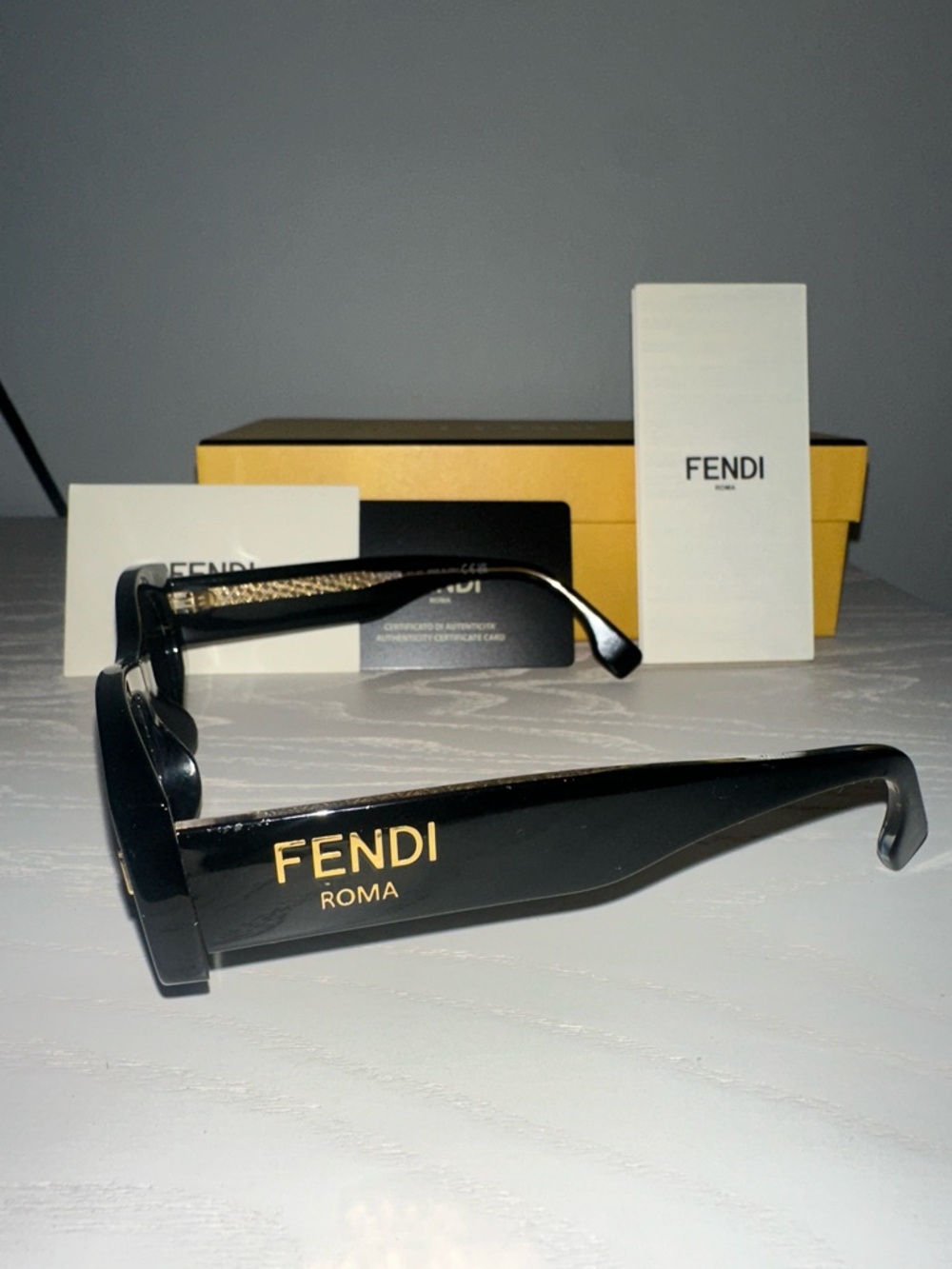 Fendi cat eye Oval 52mm black Sunglasses - Picture 9 of 10